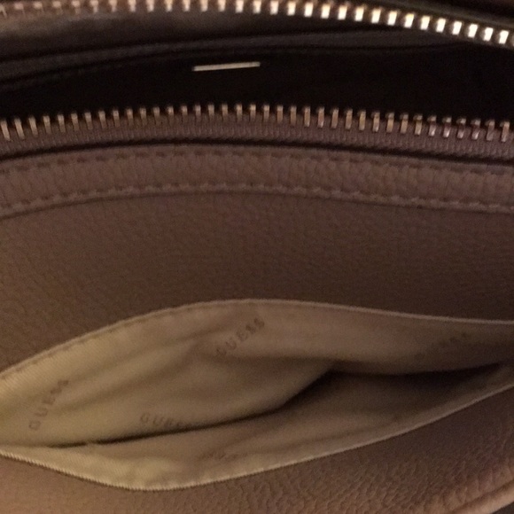 Guess Handbag - Picture 2 of 6